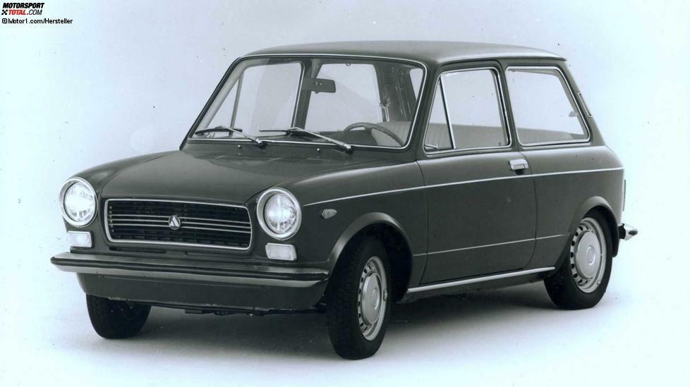 17 Jahre lang hielt sich der kleine Autobianchi A112 auf dem Markt. Ab 1977 wurde er außerhalb als Lancia vermarktet, über 1,2 Millionen Exemplare entstanden. Technisch war der A112 bemerkenswert: Auf nur 3,23 Meter Länge gab es Platz für vier Personen, die Räder waren einzeln aufgehängt. Besonders heiß waren die Abarth-Modelle mit bis zu 70 PS Leistung.