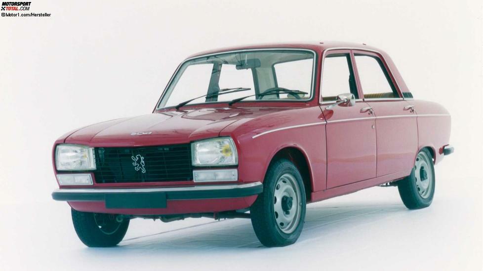 Kaum zu glauben, aber das Design der braven Peugeot 304 Limousine stammte von Pininfarina. Besonders vorne erinnerte sie an den größeren 504. Erstaunlich war die Modellvielfalt: Limousine, Kombicoupé, Cabriolet, Kombi, und Kastenwagen. Bis 1980 entstanden etwa eine Million Fahrzeuge.