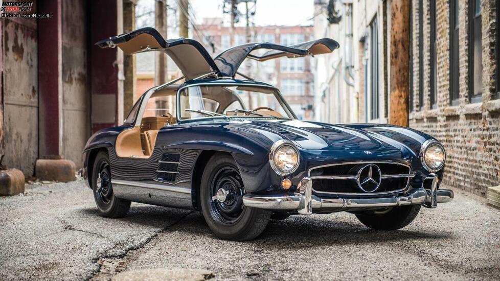 Wenn es ein Auto gibt, das durch seine Türen in die Geschichte eingegangen ist, dann ist es der Mercedes 300 SL Flügeltürer. Das Türkonzept wird im Englischen als Gullwing (Möwenflügel) bezeichnet. Der 300 SL wurde 1952 als erster Straßen-Supersportler vorgestellt. Ausgestattet mit einem 215 PS starken 3,0-Reihensechszylinder was das Modell für die Zeit unglaublich stark. Andere bekannte Modelle mit dieser Art von Türen sind der DeLorean DMC-12, der Mercedes SLS AMG und andere.