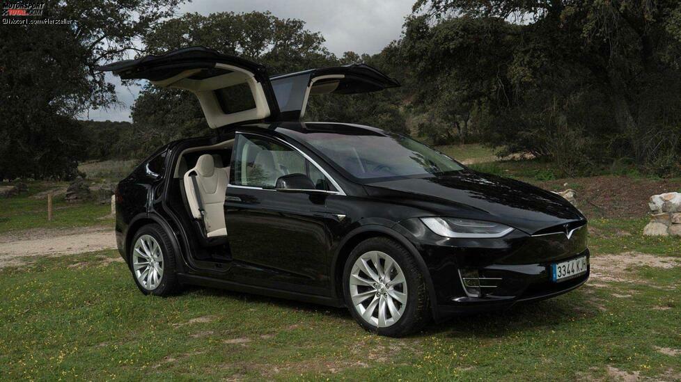Das 5,05 Meter lange Tesla Model X ist das schnellste Elektro-SUV auf dem Markt: Dank 612 PS beschleunigt der Wagen in 3,1 Sekunden auf 100 km/h. Außerdem fährt er mit einer Ladung bis zu 565 Kilometer. Die hinteren Türen sind als Flügeltüren ausgeführt, die Tesla als Falcon Wings bezeichnet. Sind sie geöffnet, ist das Model X 2,20 Meter hoch. Sensoren verhindern, dass sie ans Dach der Tiefgarage stoßen.