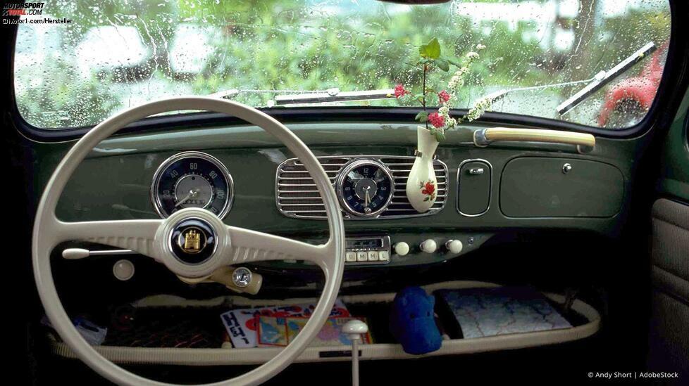 Unsere Bildergalerie zu legendären Auto-Accessoires startet mit einem Klassiker: Bereits in den 50er-Jahren waren Blumenvasen eine beliebte Dekoration in Autos. Der Trend führte weiter bis in die 60er-Jahre und Porzellan-Hersteller wie Rosenthal, Hutschenreuther oder Meissner Porzellan stellten eigene Mini-Blumenvasen für das Armaturenbrett her. Sehr hip war es später auch, Aschenbecher im Auto und für das heimische Wohnzimmer im selben Design zu halten. In Anlehnung an diese Mode aus der Käfer-Ära gibt es in den Modellen des VW New Beetle, der 1997 herauskam, ebenfalls eine kleine Blumenvase am Armaturenbrett.