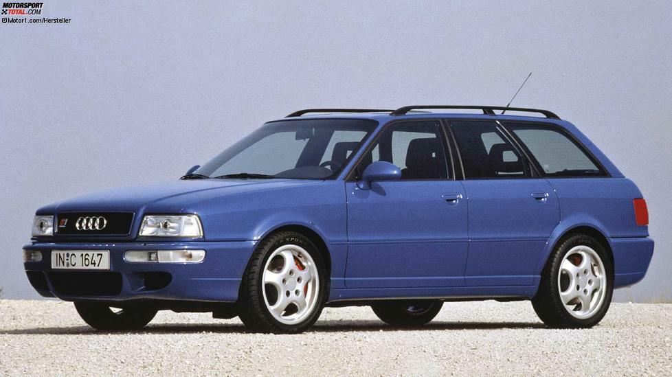 Die Felgen verraten es: Der unglaublich potente Audi RS 2 wurde bei Porsche gebaut. Zwischen 1994 und 1996 entstanden exakt 2.891 Exemplare des Kraft-Kombi mit 315 PS starkem Fünfzylinder, dazu eine Handvoll Limousinen. Der RS 2 war das erste Modell der RS-Reihe und damals bis zum S8 das stärkste Fahrzeug im Audi-Angebot.