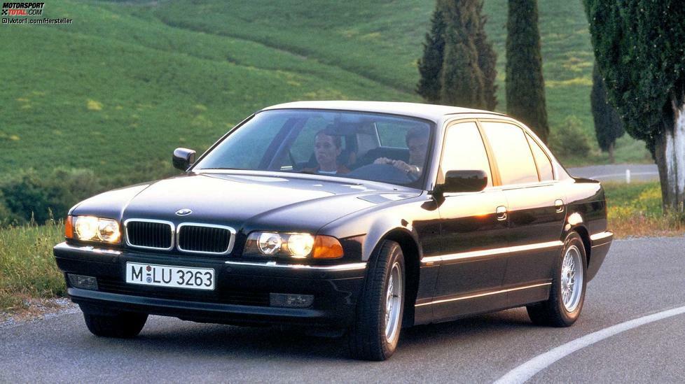Rückblickend gehört dieser BMW 7er zu den elegantesten Vertretern der Baureihe. Optisch orientierte sich der intern E38 genannte Wagen noch am Vorgänger. Technisch hielt jedoch zunehmend Elektronik Einzug. Der BMW E38 war im September 1994 das erste Auto eines europäischen Herstellers, das ab Werk mit einem Navigationssystem angeboten wurde. 