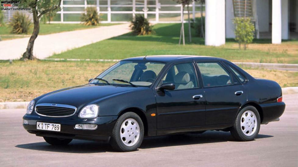 1994 war das Jahr der ungewohnten Auto-Anblicke. Den Vogel schoss aber der Ford Scorpio ab: Eine skurrile Optik mit Glupschaugen und schmalem Leuchtenband sollte kaschieren, dass es sich eigentlich nur um eine große Modellpflege handelte. Bereits vier Jahre später wanderte der Scorpio aufs Altenteil.