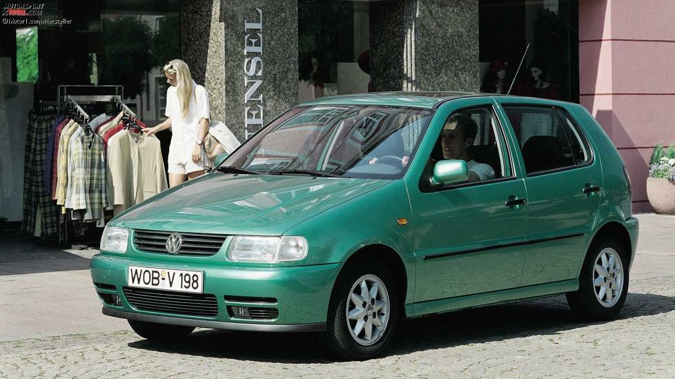 Nach 13 Jahren kam 1994 endlich mal wieder ein neuer VW Polo auf den Markt. Das Warten hatte sich gelohnt: Nun hatte der Polo auch hintere Türen im Programm, dazu Airbags und ABS. Aufgrund der Fülle an Extras und der noblen Anmutung rückte die dritte Generation in den Status eines 