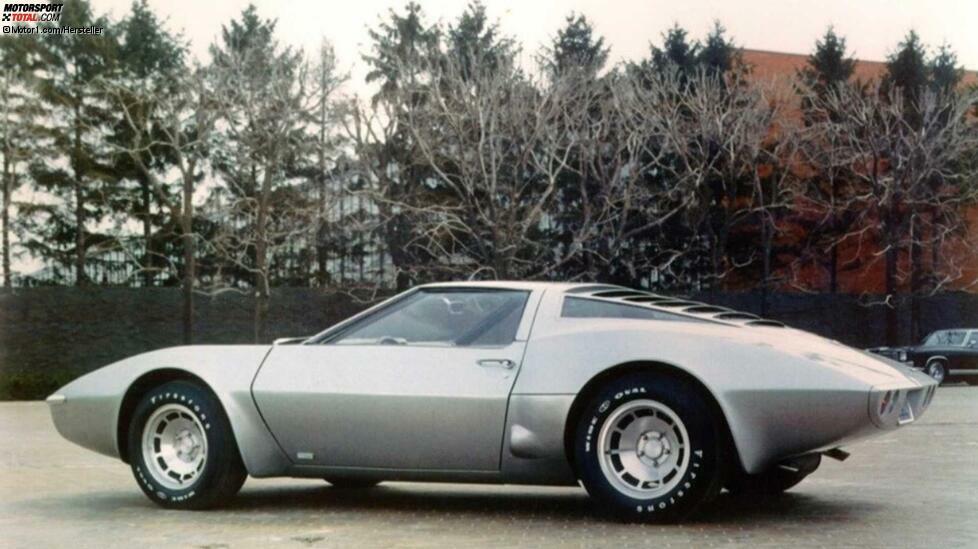 Unmittelbar nach dem enttäuschenden Rückschlag von Astro II ging Duntov wieder an die Arbeit. Ende 1968 hatte er zwei wunderschöne funktionale Mittelmotor-Prototypen entwickelt, die als XP-882 bekannt waren und besser aussahen und fuhren als jede Corvette, die bis dahin gebaut wurde. Mitte 1969 wurde das Projekt jedoch von niemand anderem als John Z. DeLorean, dem damaligen General Manager von Chevrolet, abgebrochen. Duntov fand einen Weg um DeLorean herum und schaffte es, auf der New York Auto Show 1970 einen der Prototypen zu zeigen, die ordnungsgemäß überlackiert und überholt wurden. Öffentlichkeit und Presse waren gleichermaßen begeistert vom XP-882 und DeLorean war gezwungen, die weitere Entwicklung zu finanzieren. Das arabische Ölembargo von 1973 brachte jedoch nicht nur das Aus für die Herstellung der mittelmotorigen Corvette, sondern verlangsamte auch die weitere Entwicklung der Corvette. Es lebe die C3!