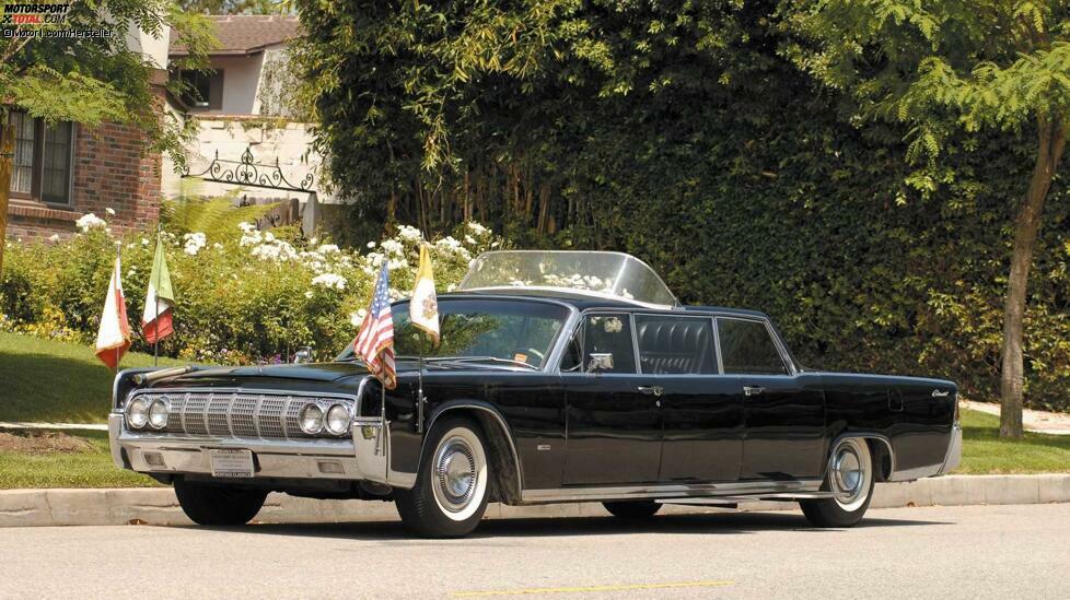 Paul VI. setzte zunächst auf einen Mercedes, genau genommen eine 600 Landaulet. Für seinen Staatsbesuch in den USA erhielt er dann eine Lincoln Continental Limousine, die 1964 von Lehmann Peterson in ein Papamobil umgebaut worden war.