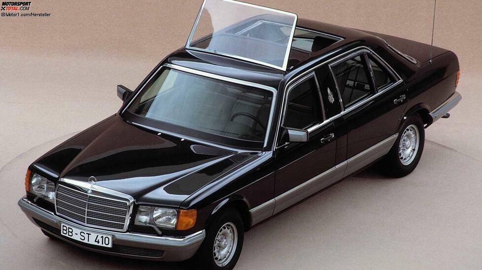 Dieser Mercedes 500 SEL für Johannes Paul II. wurde 1985 sowohl leicht verlängert als auch mit einem Einzelsitz im Fond versehen. Eine ausfahrbare Panzerglasscheibe sollte vor Attentaten schützen.