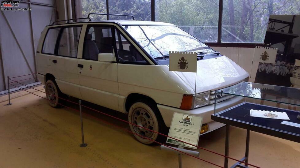 Der Besuch des Papstes in Lyon 1986 war geprägt von der Schaffung eines französischen Papamobils, das speziell für diesen Anlass konzipiert wurde. Es handelt sich um einen Renault Espace mit verstärkten Fenstern und Niederdruckreifen, die eine Weiterfahrt im Falle eines Attentats ermöglichten.