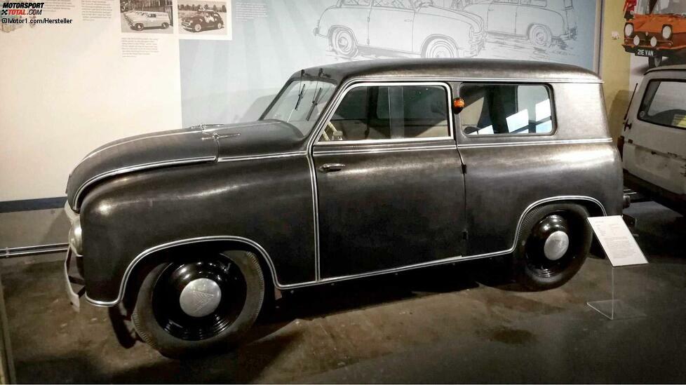 Wer den Tod nicht scheut, fährt Lloyd. So dichtete in den 1950er-Jahren der Volksmund über das Minimalauto aus dem Borgward-Konzern. Die viersitzige Karosserie war auf einem Zentralrohr mit Querträgern und einer Bodenplatte aus Stahlblech aufgebaut. Sie bestand aus einem mit Sperrholzplatten und gebogenen Blechteilen beplankten Holzgerippe und war mit Kunstleder bespannt. Die Kunden störte das nicht: Sie bekamen für relativ wenig Geld ein zwar langsames Auto, aber eben ein Auto. Bis 1961 entwickelten sich die kleinen Lloyd-Modelle sehr erfolgreich vom LP 300 bis zum LP 600. Knapp 300.000 Fahrzeuge liefen vom Band.