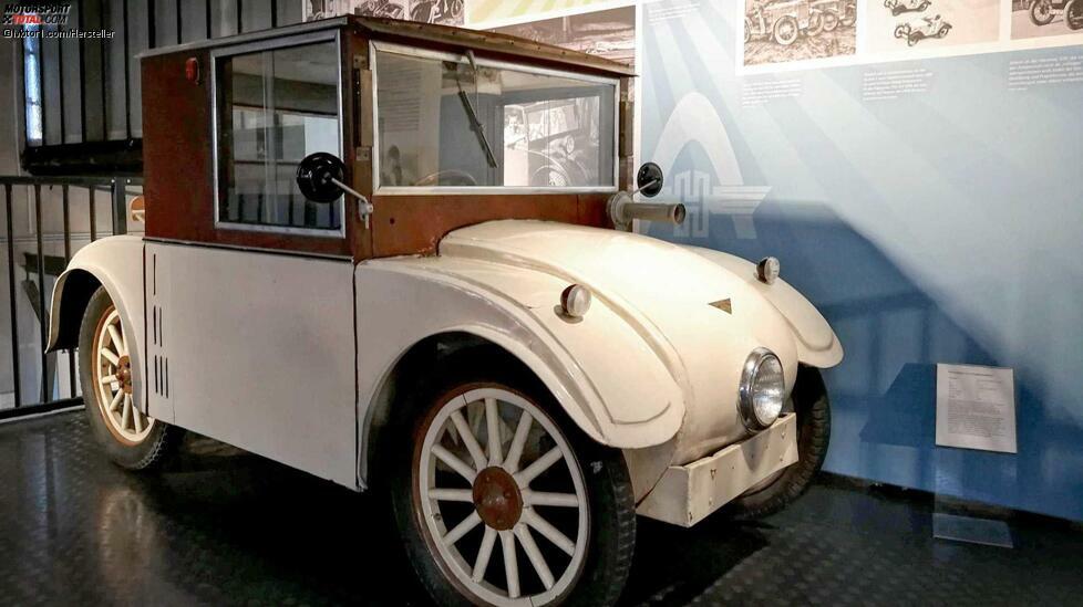 Als eine der ersten bewussten Kleinwagen-Konstruktionen kann der Hanomag 2/10 PS aus Hannover gelten. Ab 1925 entstand er in Fließbandfertigung. 2/10 PS bezog sich auf die Leistung in Steuer- und realen PS. Immerhin 15.775 Stück wurden bis 1928 gebaut. Da hatte der rundliche Hanomag schon seinen Spitznamen weg: Kommissbrot nach dem Brot für Soldaten.