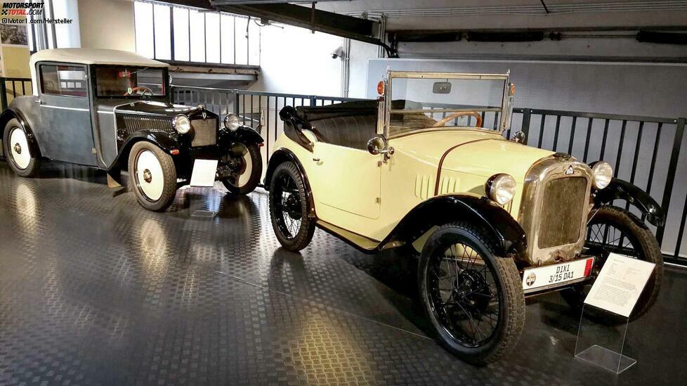 Wagen fürs Volk sollten auch diese beiden hier sein. Hinten sehen wir den DKW F1 von 1931, der erste serienmäßig hergestellte Pkw mit Frontantrieb. Vorne parkt der Dixi 3/15 DA von 1928/29, ein Lizenzbau des britischen Austin Seven. DA stand für 