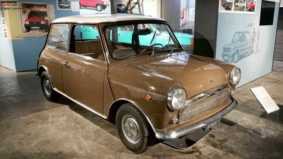 Er ist der womöglich der cleverste Kleinwagen aller Zeiten: der Mini. Dank Frontantrieb und quer eingebautem Motor gab es trotz nur 3,05 Meter Außenlänge innen genug Platz für vier Personen. Unglaubliche 41 Jahre lang, von 1959 bis 2000 wurde der Mini gebaut.