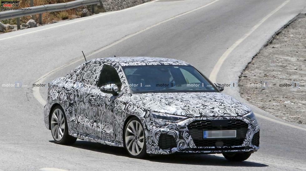 Audi A3 Limousine S-Line (2020): Das Stufenheck feiert sein Comeback im Kompaktsegment. Vorreiter war Audi mit der A3 Limousine, inzwischen gibt es auch die Mercedes A-Klasse und den  BMW 1er mit Stufe. Jetzt wurde die nächste Generation der Audi A3 Limousine mit S-Line-Optik als Erlkönig erwischt. (Bild: CarPix)