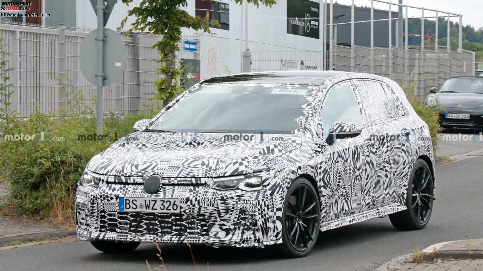 VW Golf 8 GTI (2020): Trotz starker Tarnung erkennt man schon die GTI-Insignien. Etwas größere und breitere Räder, dickere Seitenschweller, größere Lufteinlässe in der Frontschürze, die beiden größeren Chrom-Endrohre links und rechts in der Heckschürze sowie ein Dachspoiler, der größer ausfällt als beim normalen Modell. (Bild: CarPix)