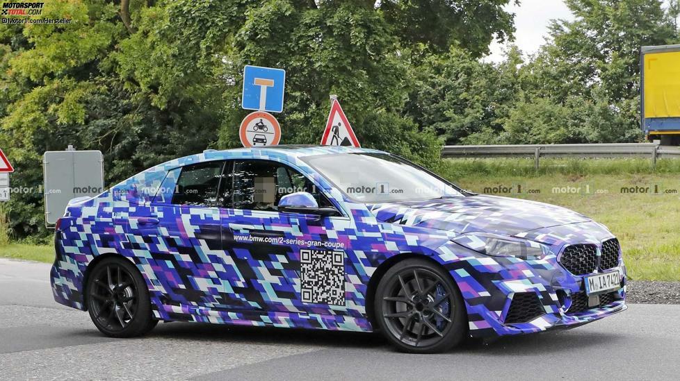 BMW M235i Gran Coupe (2020): Die schier endlose Kette an Erlkönig-Bildern vom BMW 2er Gran Coupe reißt nicht ab. Nun haben sie eine andere Version mit bunter Tarnfolie fotografiert, bei der es sich um den M235i handeln dürfte. Fest steht: Der Viertürer mit Frontantrieb wird im November 2019 enthüllt. (Bild: CarPix)