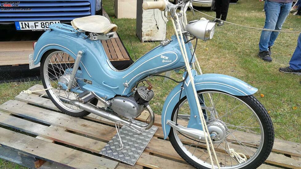 Muss Oldtimerei immer ein teures Hobby sein? Nicht zwangsläufig: Wie wäre es mit diesen bezaubernden Kleinkraftrad aus den 1950er-Jahren? 1956 kam die DKW Hummel als eines der ersten 50-Kubik-Mopeds auf den Markt. Allein in den ersten zwei Jahren wurden fast 120.000 Exemplare verkauft.