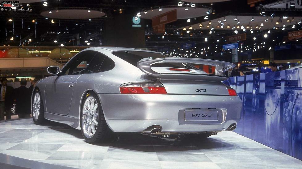 Auf dem Genfer Autosalon im März 1999 stellte Porsche den ersten 911 GT3 vor. Er galt als geistiger Erbe des Carrera 2.7 RS aus den 1970ern.
Damals wie heute top: Die Literleistung von 100 PS. Der erstmals in einem Sportmodell wassergekühlte 3,6-Liter-Sauger brachte es auf 360 PS und 370 Nm, drehte maximal 7.800 U/min. 
Der Grundpreis des ersten GT3 betrug 179.500 D-Mark. 1.868 Exemplare wurden verkauft.