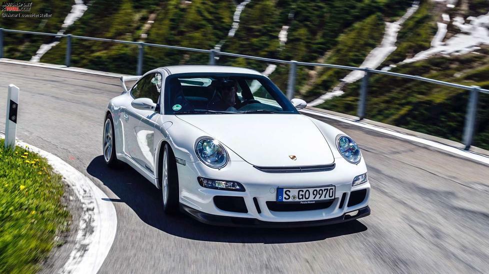 Auf dem Genfer Autosalon 2006 debütierte der 997 GT3. Sein komplett überarbeiteter 3,6-Liter-Motor brachte es nun auf 415 PS bei 7.600 U/min und 405 Nm. Der Spurt von 0-100 km/h dauerte 4,3 Sekunden, maximal waren 310 Sachen drin. 
Erstmals gab es im GT3 ein Adaptivfahrwerk. Die Bremsen maßen rundum 350 mm und serienmäßig wurden Michelin Pilot Sport Cup Sportreifen aufgezogen. 
Dank neuem Bugteil mit Spoilerlippe und dem neuen Heckflügel entwickelte das Auto quasi keinen Auftrieb mehr. Der Grundpreis bei Markteinführung lag bei 108.083 Euro. 