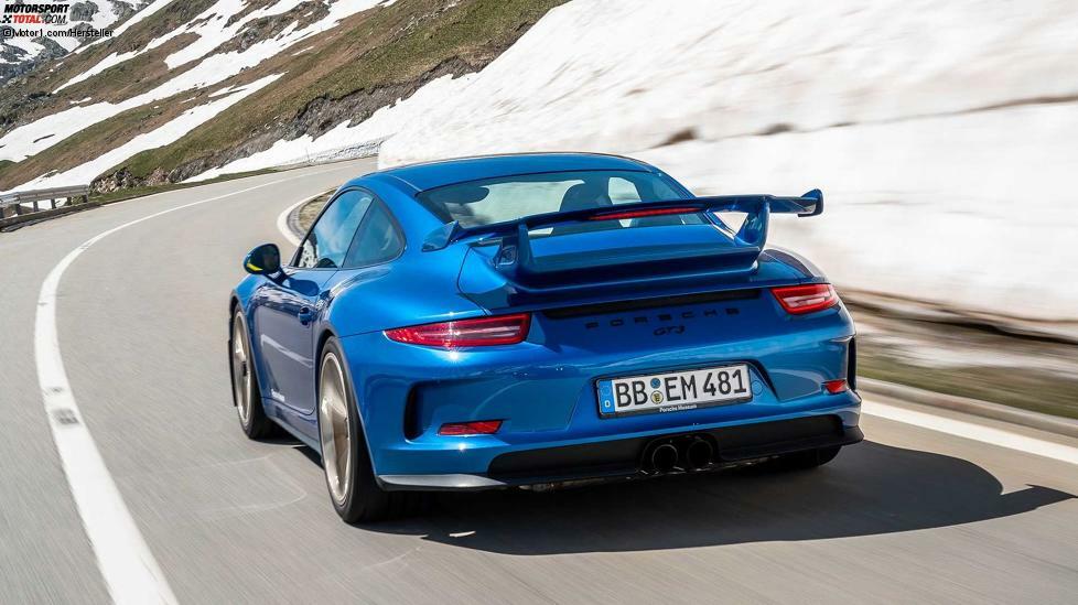 Mit dem 2013 enthüllten 991.1 GT3 schockte man die Fans, da es erstmals kein Schaltgetriebe mehr gab. Einzige Option war ein 7-Gang-Doppelkupplungsgetriebe. Die Leistung des 3,8-Liter-Saugers stieg auf 475 PS und 440 Nm. Von 0-100 km/h ging es nun in 3,5 Sekunden, der Topspeed stieg auf 315 km/h. Erstmals war auch eine Hinterachslenkung verfügbar (serienmäßig).
Traurige Berühmtheit erlangte der 991.1 GT3 des Modelljahres 2013, weil zwei Fahrzeuge aufgrund eines Teile-Fehlers im Motor in Brand gerieten. Anschließend gab es eine Rückrufaktion.
Das Auto riß als erster GT3 die 1.400-Kilo-Marke (1.430 kg) und kostete 137.303 Euro.