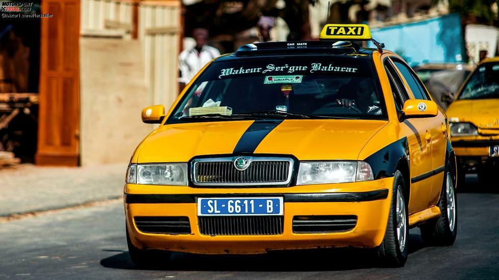 Nach dem Ende des ursprünglichen Octavia herrschte bei Skoda zunächst Funkstille. Erst 1996 wurde der Name sehr erfolgreich für ein neues Mittelklassemodell wiederbelebt. Die Basis lieferte der VW Golf IV. Bis 2010 wurde der Octavia I gebaut, in Ländern wie Senegal ist er noch immer als Taxi beliebt.