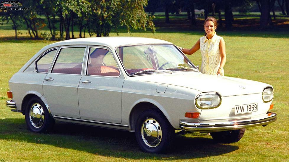 Auf der IAA 1969 zeigten sich bereits die ersten Anzeichen für eine Krise bei VW. Der allmächtige Boss Heinz Nordhoff war im Vorjahr gestorben, nun suchte man nach neuen Konzepten. Doch vorerst blieb es beim luftgekühlten Boxer im Heck, den man im VW 411 E mit einer Einspritzung kombinierte. Das Resultat: 80 PS. Zudem erhielten alle Modelle des 411 nun (im Gegensatz zum Foto) Doppelscheinwerfer.