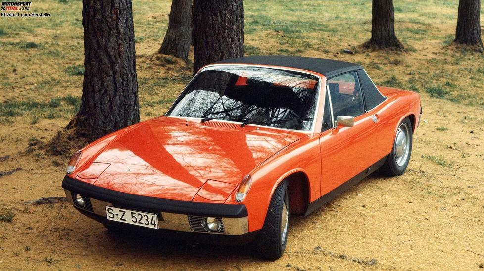 Bereits der Name macht es deutlich: Der VW-Porsche 914 war das Resultat einer ungewöhnlichen Ehe. Zwischen 1969-1976 mutierte sie aber eher zur Zweckgemeinschaft. Das Basismodell hatte den 1,7-Liter-Einspritzer aus dem VW 411 E. Daneben gab es den 914/6 mit 110-PS-Sechszylinder aus dem 911. Dieses Auto hieß ausschließlich Porsche 914/6.