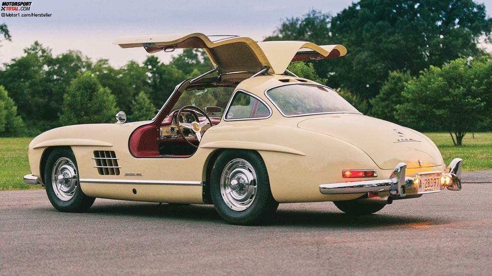 Unser Ranking der teuersten Mercedes-Modelle aller Zeiten beginnt mit einem der berühmtesten Fahrzeuge, nämlich diesen 300 SL Flügeltürer von 1955. Der legendäre 