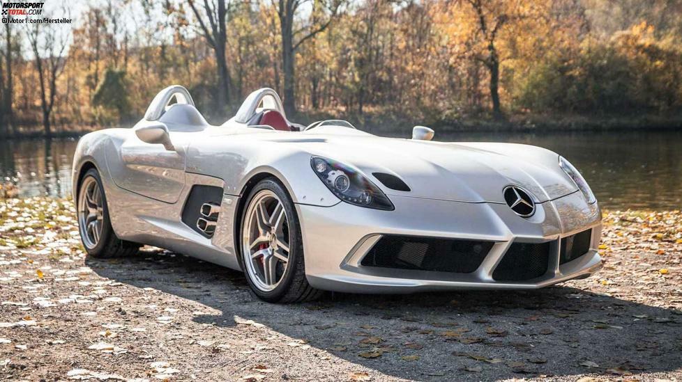 Überraschenderweise kommt auch ein sehr junges Auto der Mercedes SLR McLaren Stirling Moss 2009, der im vergangenen Februar von Artcurial für 2,6 Millionen Euro verkauft wurde, in diese Liste. Lassen Sie uns über die limitierte Serie von 75 Stück sprechen, die dem Sieg des Briten bei der Mille Miglia 1955 gewidmet ist.
Das spektakuläre Auto ohne Dach und Windschutzscheibe, das im Neuzustand 750.000 Euro kostete, hat einen 5,4-Liter-V8 mit 660 PS und eine Spitze von 350 km/h. Der Kilometerzähler steht bei gerade einmal 950 km.Mercedes-Klassiker im Fahrbericht: