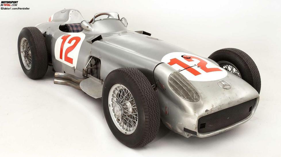 Der Titel des teuersten Mercedes aller Zeiten gehört nicht zu einem Straßenauto, sondern zu einer wahren Rennsport-Legende wie dem W196R, der Juan Manuel Fangio 1954 zum zweiten Mal Formel-1-Weltmeister werden ließ.
Der Einsitzer, der 1954 die Grand Prix von Deutschland und der Schweiz gewann, wurde 2013 von Bonhams für 22 Millionen Euro versteigert, eine Zahl, die dem besten klassischen Ferrari würdig ist. Er ist einer von zehn W196R in Museen und Privatsammlungen, immer mit einem Reihen-8-Zylinder-Motor mit 2,5 Liter Hubraum und 257 PS und einer Höchstgeschwindigkeit von 280 km/h.Mercedes-Klassiker im Fahrbericht: