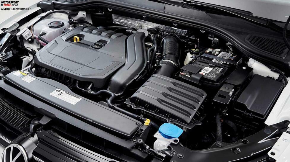 Um Spritverbrauch und Emissionen zu senken, spendiert VW drei Benzinerversionen des Golf ein 48-Volt-Mildhybrid-System. Die entsprechenden Varianten tragen die Bezeichnung eTSI. Drei Leistungsstufen werden angeboten: der 1,0-Liter-Dreizylinder mit 110 PS sowie der 1,5-Liter-Vierzylinder mit 130 oder 150 PS. Alle werden ausschließlich mit Siebengang-DSG angeboten.
Die eTSI-Golf-Modelle erhalten einen 48-Volt-Riemenstartergenerator, einen 48-Volt-Lithium-Ionen-Akku und eine Bremsenergierückgewinnung. Damit kann der Golf den Motor schon beim Ausrollen abschalten, nicht erst im Stand. Die Leistung wird durch eine Boostfunktion ebenfalls verbessert. Der WLTP-Verbrauch soll sich um etwa zehn Prozent verringern.Alles rund um den Golf VIII:VW Golf 8 (2019): Die Neuauflage in der SitzprobeVW Golf 8 glänzt in Mega-Galerie mit mehr als 200 BildernDer neue VW Golf 8 im Vergleich zum VorgängerWeltpremiere: Alle Infos zum VW Golf 8 (2019)