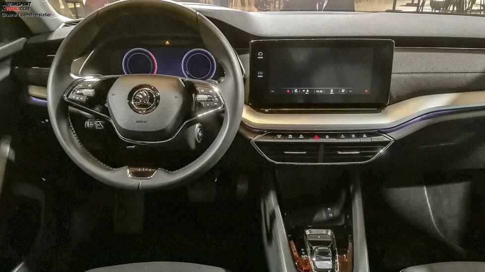 Im Cockpit des neuen Skoda Octavia dominieren Displays ähnlich wie beim technischen eng verwandten VW Golf 8. Ob aber auch der Basis-Octavia das 10,25 Zoll große 