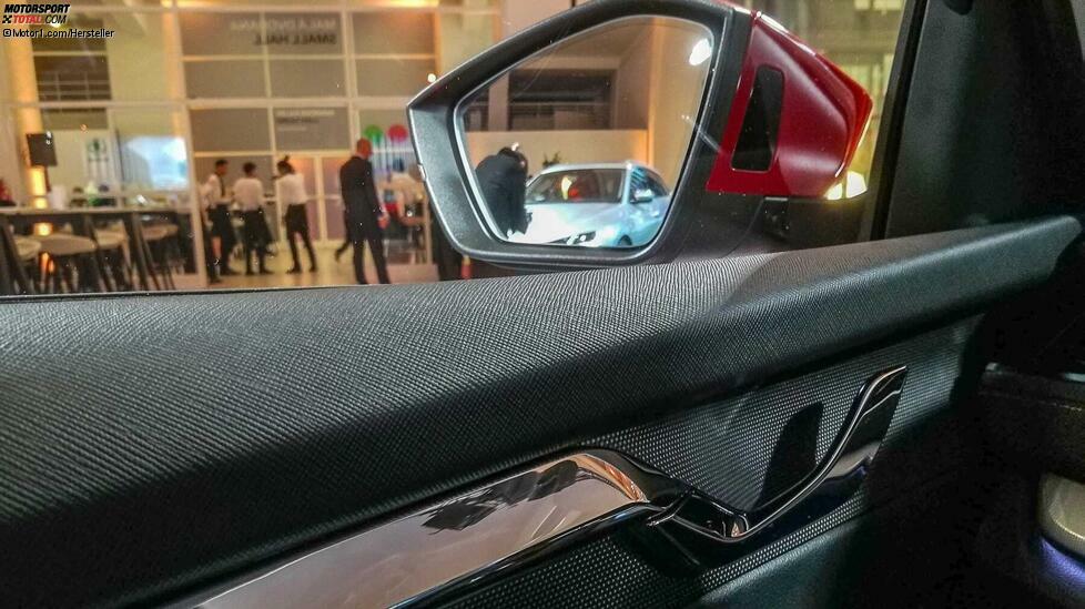 Gelungen ist der Materialmix im neuen Skoda Octavia. Spontan würden wir sagen: Viel besser macht das auch BMW nicht. An den vorderen Türen sind die Verkleidungen jetzt zum Teil perforiert, der Bedienknopf der elektrisch einstellbaren Außenspiegel ist auf der Armlehne direkt neben die Tasten für die elektrisch bedienbaren Fenster gerückt.