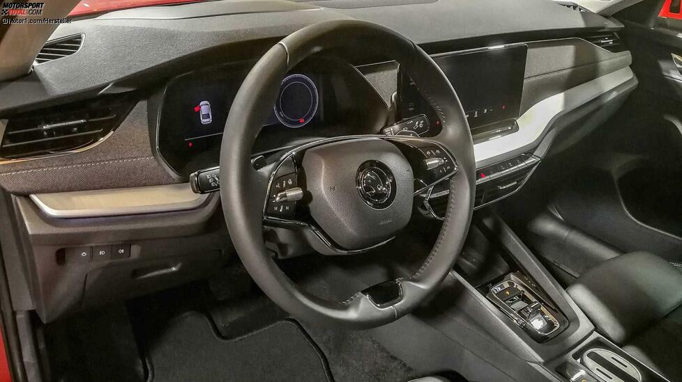 Insgesamt macht das Cockpit des neuen Octavia einen stimmigeren Eindruck als im VW Golf 8. Im Gegensatz zum Golf wird dort auf ein Touch-Feld links neben dem Lenkrad verzichtet.