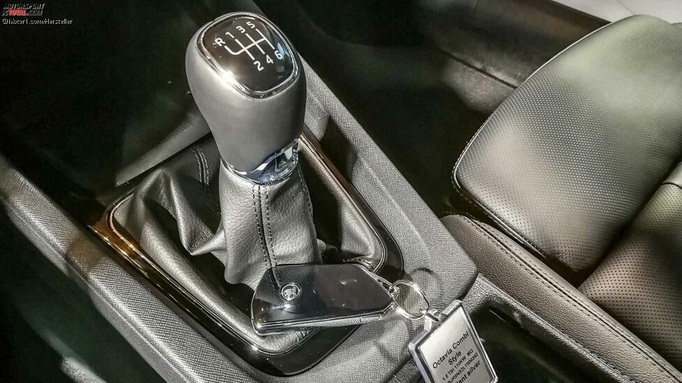 Serienmäßig bekommen die meisten Octavia des Jahrgangs 2020 ein Sechsgang-Schaltgetriebe. Am Schlüssel sehen Sie den Fahrzeugtyp: Es handelt sich hier um den 1.5 TSI Style mit 150 PS.