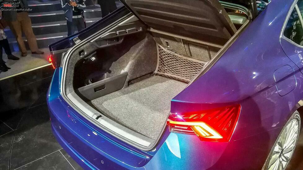 Da wir gerade vor dieser blauen Octavia Limousine stehen: Neu sind die Lackfarben Crystal-Schwarz, Lava-Blau und Titan-Blau, optional sind ein Chrom-Paket und ein Dynamik-Paket erhältlich.