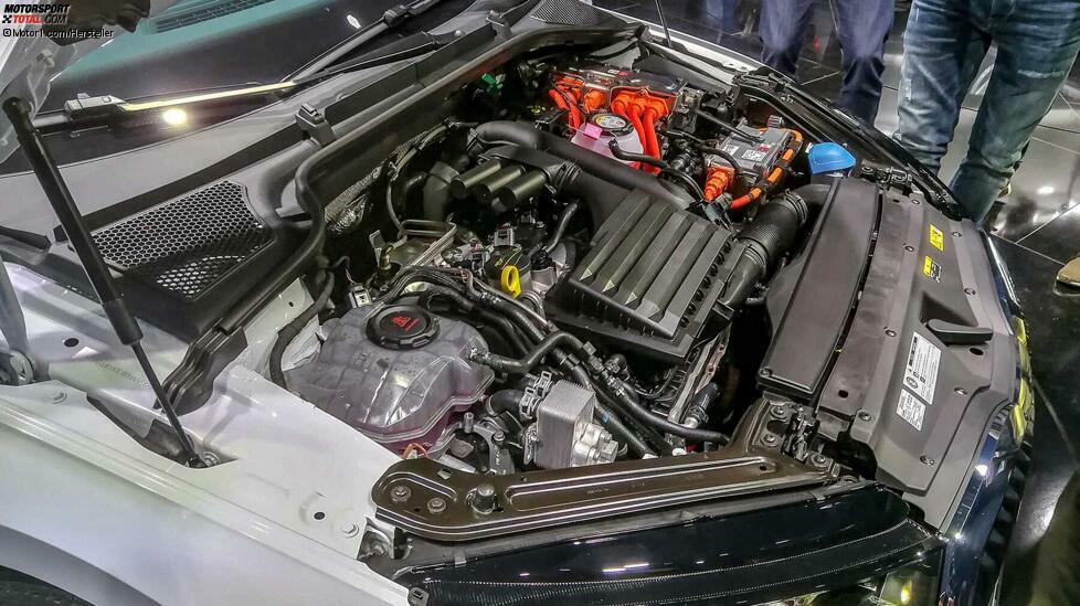Der Skoda Octavia iV weist unter der Haube einen 1.4 TSI und 204 PS Systemleistung auf. Gut zu sehen: Wo der neue VW Golf einen Aufsteller hat, halten beim Octavia Gasdruckdämpfer die Haube oben.