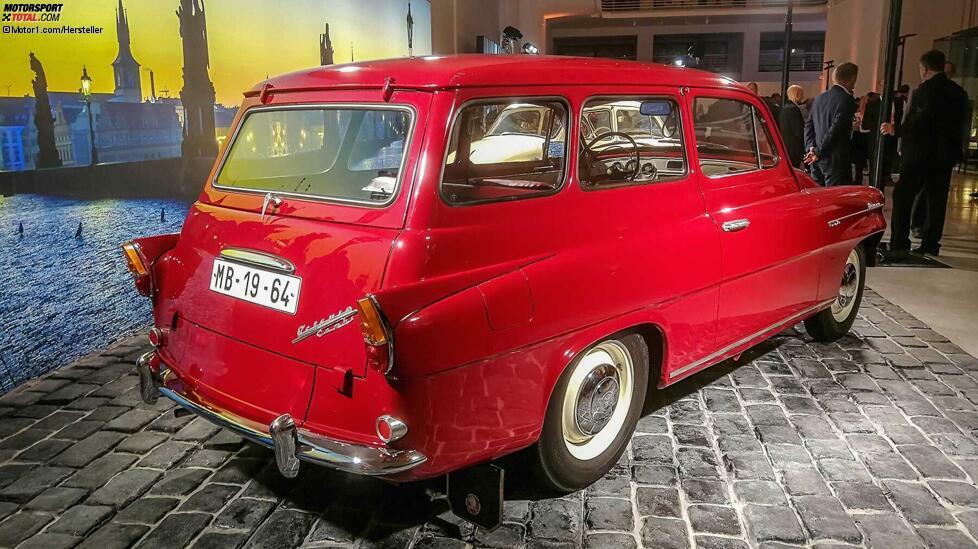 Die zweitürige Limousine des Skoda Octavia wurde bis 1964 gebaut ? am 11. April rollte das letzte Exemplar in Mladá Boleslav vom Band. Als direkter Nachfolger trat die völlig neu konstruierte Baureihe 1000/1100 MB mit selbsttragender Karosserie und Heckmotor an. Der letzte Kombi verließ am 21. Dezember 1971 das Werk Kvasiny. Zwischen 1959 und 1971 entstanden insgesamt 360.000 Octavia, darunter mehr als 54.000 Kombiversionen.