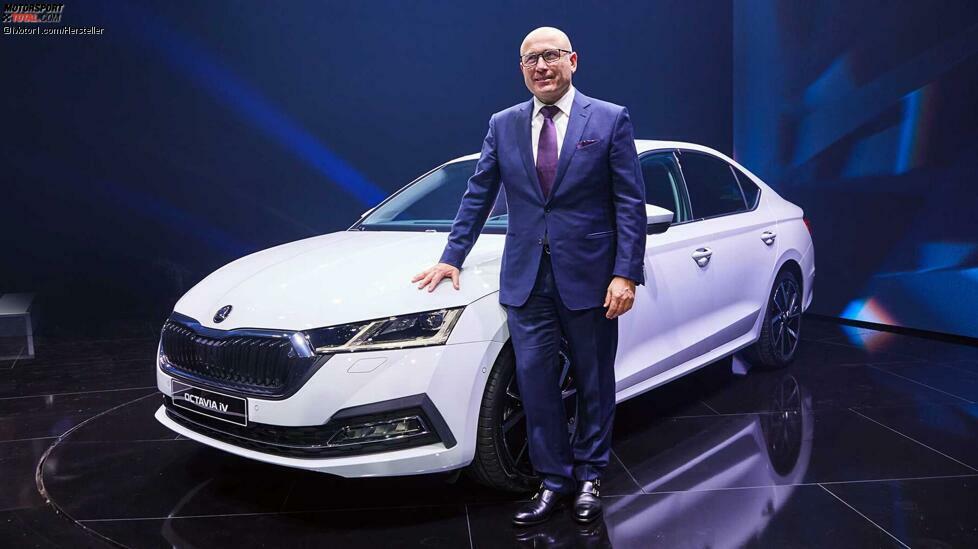 Skoda-Chef Bernhard Maier zeigt sich vom neuen Octavia angetan: ?Für Skoda hat der Octavia eine herausragende Bedeutung. Deshalb haben wir das Auto komplett neu entwickelt. Das Ergebnis: Er ist der beste Octavia aller Zeiten ? noch geräumiger, praktischer und sicherer als je zuvor. Pünktlich zum 60. Geburtstag machen wir mit der neuen Generation einen großen Schritt nach vorne. In den vergangenen sechs Jahrzehnten hat der Octavia seinen Teil dazu beigetragen, dass sich Unternehmen und Marke so positiv entwickelt haben. Ich bin überzeugt: Die neue Generation wird ihren Teil dazu beitragen, dass diese positive Entwicklung weiter anhält.