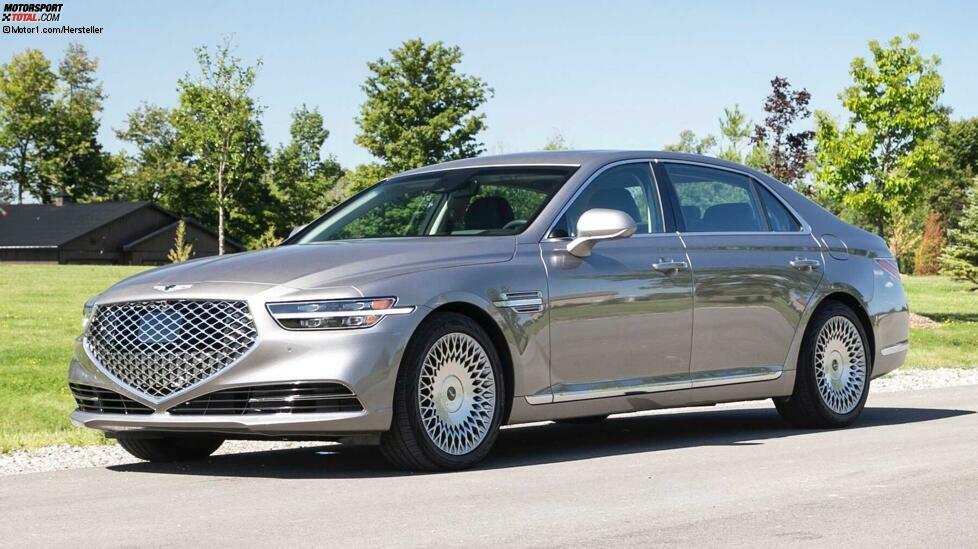 Hierzulande gibt es Genesis nicht, aber in den USA wurde sie schon 2015 eingeführt, als Nobelmarke von Hyundai. Angeboten werden die Modelle G70, G80 und G90. Das Flaggschiff G90 erhielt nun ein Facelift, das in L.A. gezeigt wird. Die Details zur Technik hält Genesis noch geheim, aber die Luxuslimousine dürfte zumindest wieder 420 PS bieten. So viel leistet der bisher eingebaute 5,0-Liter-V8. Während das Äußere nun völlig anders aussieht, gibt es im Inneren nur geringfügige Änderungen.
Mehr zu Genesis:Genesis Mint Concept: Kleines Elektro-Coupé auch für Europa?Genesis Essentia Concept: Geht der elegante Gran Turismo 2021 in Serie?