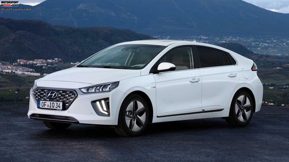 Der Hyundai Ioniq wanderte für das Modelljahr 2020 unters Messer. Wie in Europa sind auch in den USA drei Antriebs-Optionen sind erhältlich: Hybrid, Plug-in-Hybrid und reine Elektroversion. Bei der reinen Elektroversion erhöht sich die Reichweite, die nach US-amerikanischer EPA-Norm um 43 auf 153 Meilen steigt.
Mehr zum (deutschen) Ioniq:Hyundai Ioniq Elektro Facelift (2019): Mehr Reichweite und LeistungHyundai Ioniq Hybrid (2019) im Test