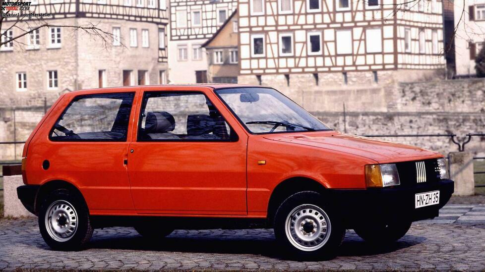 Der Name wurde zum Programm: Schon bald nach seiner Premiere im Jahr 1983 entpuppte sich der Fiat Uno als die Nummer Eins der Marke, was die Verkäufe betraf. Bis 1995 in Italien gebaut (und sogar bis 2013 in Brasilien), entstanden unglaubliche 8,8 Millionen Exemplare. Damit zählt der von Giugiaro entworfene Uno zu den Autos, die am häufigsten ohne massive Änderungen vom Band liefen. Das war übrigens in den italienischen Werken auf eine weitgehend automatisierte Fertigung mit Robotern hin konzipiert.