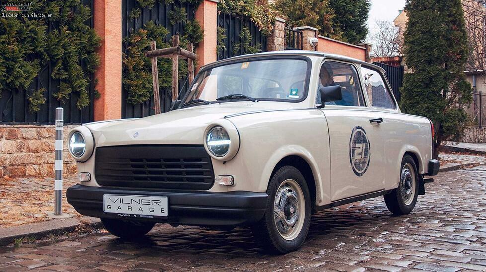 Mumie mit Herzschrittmacher: So spöttelte der Volksmund über den Trabant 1.1, dessen 42 PS starker Viertakt-Motor auf einer VW-Lizenz basierte. Leider verschlang die Anpassung aller Komponenten so viel Geld, das kaum noch etwas für eine neue Optik übrigblieb. Doch selbst das hätte DDR-Bürger wohl nicht gestört, aber der Trabant 1.1 ging erst im Mai 1990 in Serie, als sich die DDR in Auflösung befand. Kaum einer mochte nun noch sein Geld für ein solch altmodisch wirkendes Auto ausgeben. Nach einem Jahr und knapp 40.000 gebauten Fahrzeugen kam das Ende für den Trabant 1.1 und die Menschen, die ihn bauten. Im Bild sehen wir übrigens einen von der Firma Vilner veredelten Trabant 1.1.Noch mehr zum Thema Old- und Youngtimer:Diese 10 Youngtimer bekommen 2019 ein H-KennzeichenZeitreise: Unterwegs im VW Golf II von 1990