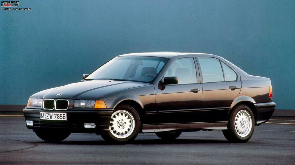Die damals neue BMW 3er-Reihe mit der internen Bezeichnung E36 war bei ihrer Premiere 1990 nicht unumstritten. Das recht kräftige Design mit Doppelscheinwerfern hinter Glas gefiel nicht jedem, hinzu kamen massive Qualitätsprobleme in der Anfangsphase. Auch war der E36 nicht mehr so leicht und fragil wie sein Vorgänger E30. Doch BMW pflegte den E36 und ergänzte das Programm um weitere Karosserievarianten wie ein Coupé mit eigenständiger Note, einen Kombi und den verkürzten Compact. Mit Erfolg: Bis zum Jahr 2000 wurden über 2,7 Millionen E36 gebaut.Noch mehr zum Thema Old- und Youngtimer:Diese 10 Youngtimer bekommen 2019 ein H-KennzeichenZeitreise: Unterwegs im VW Golf II von 1990