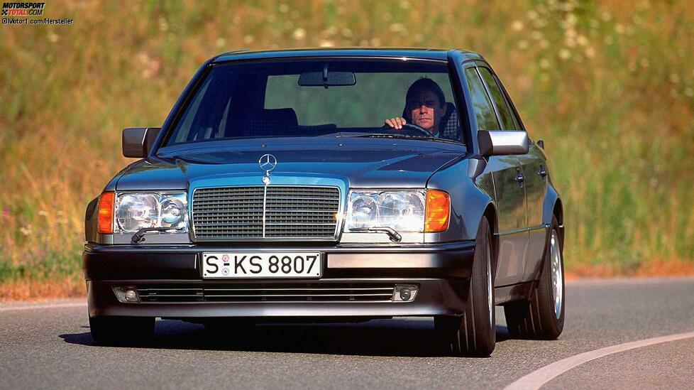 Erst im Laufe der 1980er-Jahre entdeckte Mercedes wieder die Sportlichkeit wieder für sich. Lange vor den heutigen AMG-Werksmodellen setzte der 500 E ein Ausrufezeichen. Satte 326 PS aus einem 5,0-Liter-V8 trieben den optisch bis auf die ausgestellten Radhäuser unauffälligen 500 E an. Exakt 5,6 Zentimeter breiter als ein normaler W 124 war der 500er, in 6,1 Sekunden beschleunigte er auf 100 km/h. Die Montage erfolgte bei Porsche, 18 Tage soll der Bau eines Fahrzeugs gedauert haben. Noch heute schwärmen Fans von der außerordentlichen Verarbeitungsqualität des 500 E.Noch mehr zum Thema Old- und Youngtimer:Diese 10 Youngtimer bekommen 2019 ein H-KennzeichenZeitreise: Unterwegs im VW Golf II von 1990