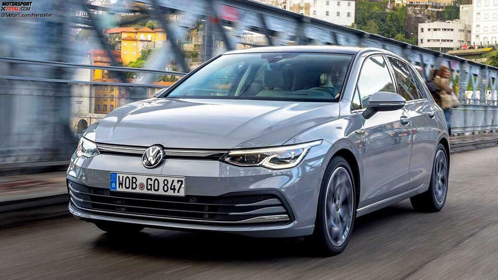 Der neue VW Golf ist als deutscher Bestseller nicht nur eines der wichtigsten neuen Autos, er ist auch technisch sehr interessant. Am spannendsten finden wir, dass das Auto offenbar serienmäßig über Car2X-Technik verfügt: Jeder neue Golf kann mit seinesgleichen kommunizieren. Das funktioniert mit WLAN-Technik über bis zu 800 Meter Entfernung. So kann das Auto nachfolgende Wagen vor einem Stauende warnen, bevor dieses zu sehen ist.
Mehr zu Deutschlands Lieblingsauto:Weltpremiere: Alle Infos zum VW Golf 8 (2019)VW Golf VIII: Das sind die zwölf besten Technik-Features 