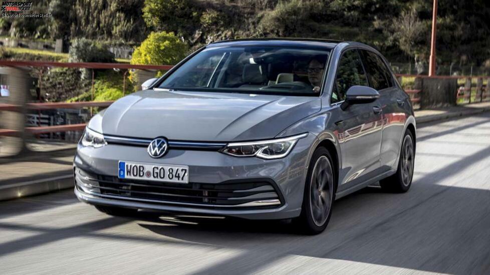 Etwa alle sieben Jahre gibt es eine neue Generation des VW Golf. Und alle sieben Jahre gibt es eine Menge Aufregung um das Auto, auch wenn der Neuling nur eine mehr oder weniger konsequente Fortsetzung der Ahnenreihe ist. Auch die achte Generation wird wieder in verschiedenen Varianten erhältlich sein: GTE, GTX, GTI, R und so weiter. Nicht zu vergessen eine Kombiversion, die aber erst 2020 vorgestellt werden soll.
Mehr zum Golf 8:Weltpremiere: Alle Infos zum VW Golf 8 (2019)VW Golf VIII: Das sind die zwölf besten Technik-Features