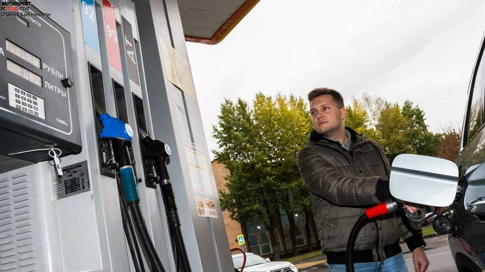 Tata! Einen Tusch für das Land mit den niedrigsten Spritpreisen: Russland! Der Liter Benzin kostet hier nur 46,7 Rubel, der Liter Diesel ist mit 46,8 Rubel praktisch genauso teuer. 
In Russland erhält man für 20 Euro (1.376,2 Rubel) 29,5 Liter Benzin oder 29,4 Liter Diesel. Das ist etwa doppelt so viel Sprit, wie man in Deutschland für den gleichen Betrag kriegt. Neid!