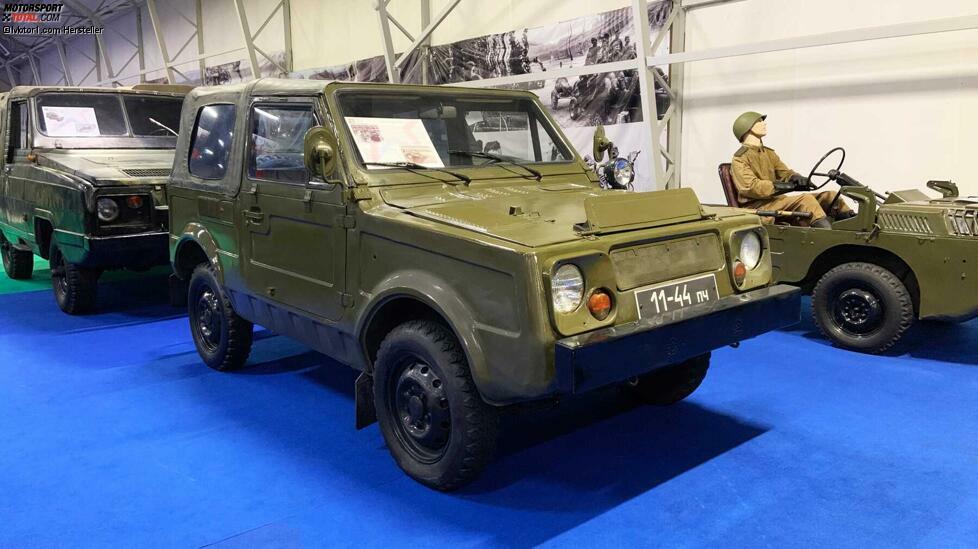 Wer hier Ähnlichkeiten zum Lada Niva alias 4x4 sieht, liegt nicht falsch: VAZ-2121 lautet die interne Bezeichnung für den Niva, VAZ-2122 bezeichnete seinen militärischen Ableger.
Im Lastenheft des VAZ-2122 waren zwar auch 