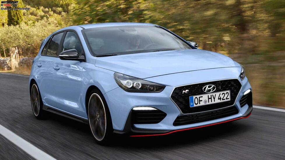 Ob der Hyundai i30 N noch immer als Geheimtipp für Hot-Hatch-Freunde durchgeht? Fakt ist: Der frühere BMW-M-Papst Albert Biermann hat einen sehr fähigen Kompakten auf die Räder gestellt.
Den diskreten i30 N mit 250 PS gibt es seit April 2019 nicht mehr in Deutschland. Im Angebot ist nur noch das Performance-Modell mit 275 PS und 353 Newtonmeter Drehmoment. Noch recht neu ist der etwas schärfer abgestimmte i30 N Project C.
Auf ein Doppelkupplungsgetriebe warten Fans des i30 N noch immer, vielleicht kommt es im Zuge des i30-Facelifts. Aktuell beginnen die Preise für den schnellsten i30 bei 33.100 Euro.